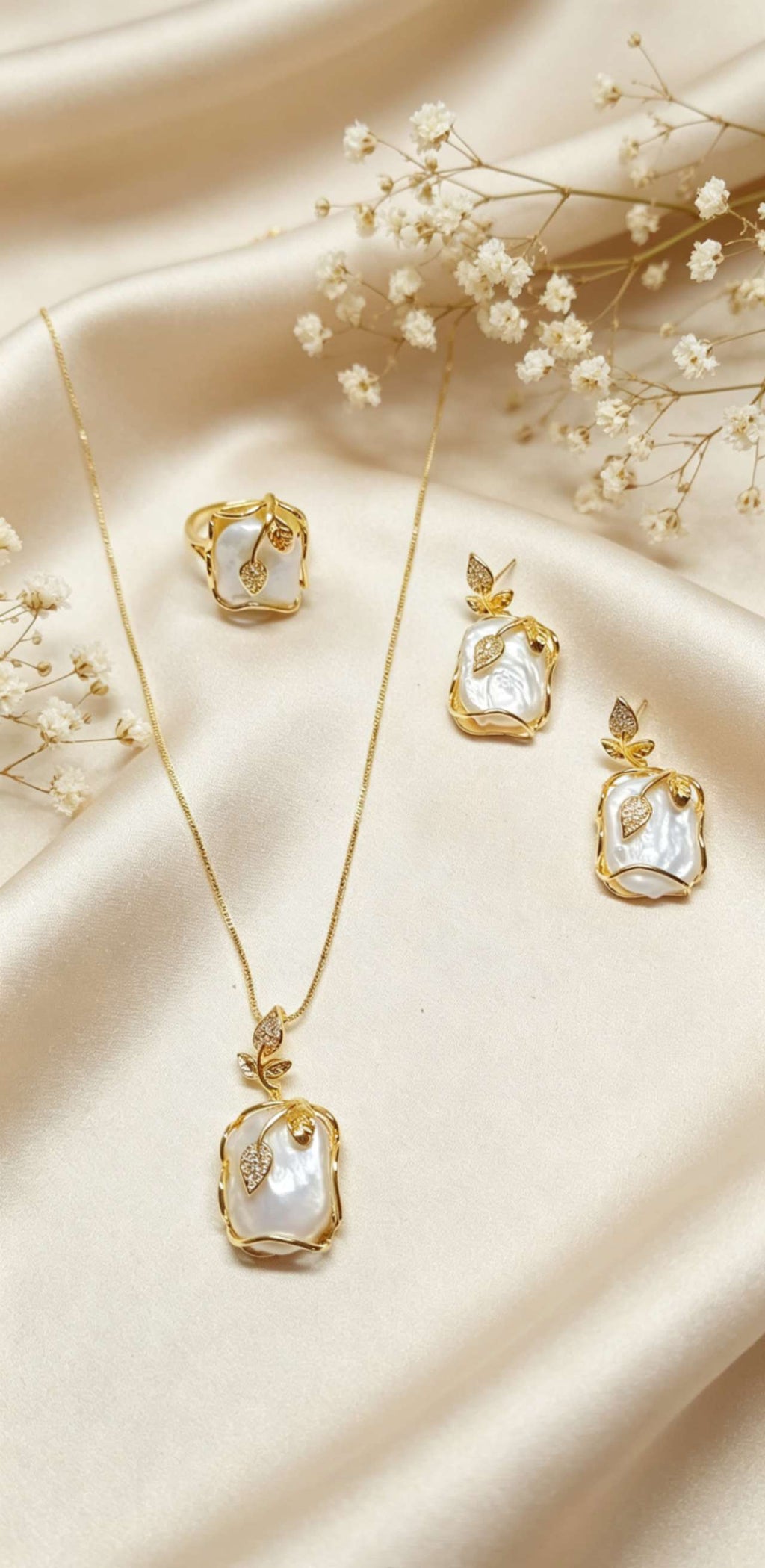 Parure de bijoux en perles baroques plaquées or : Collier, boucles d'oreilles et bague ajustable