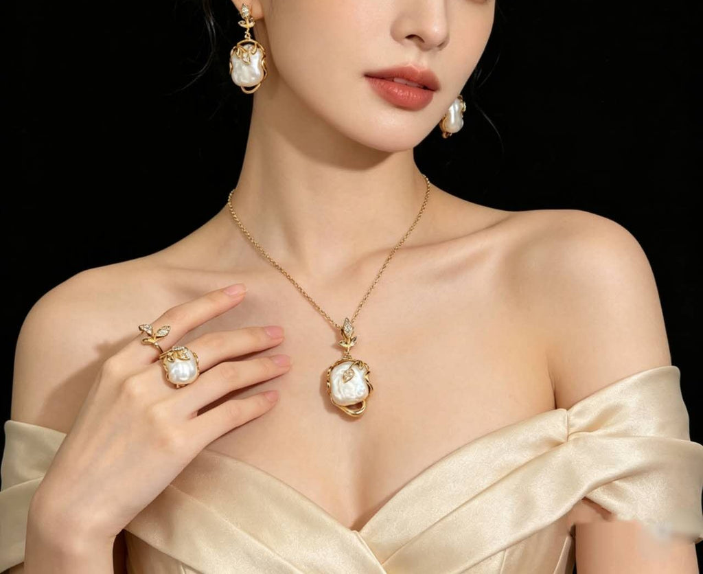 Parure de bijoux en perles baroques plaquées or : Collier, boucles d'oreilles et bague ajustable