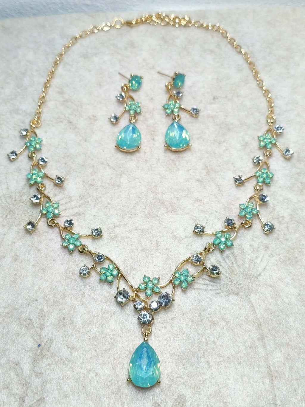 Floral Crystal Jewelry Set: Necklace & Drop Earrings
