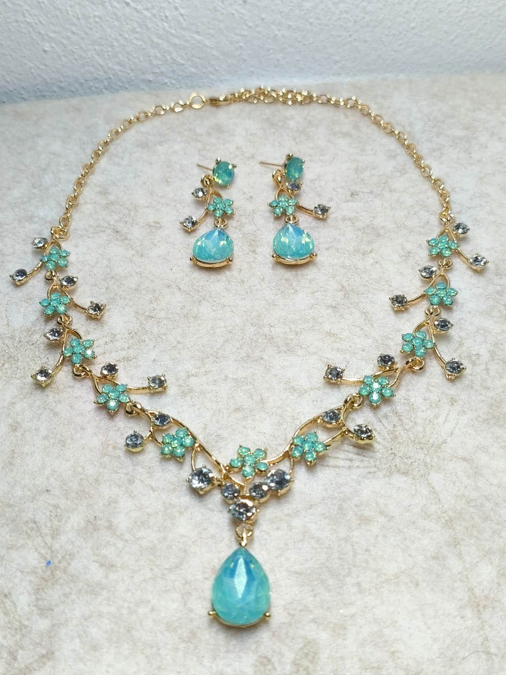 Floral Crystal Jewelry Set: Necklace & Drop Earrings