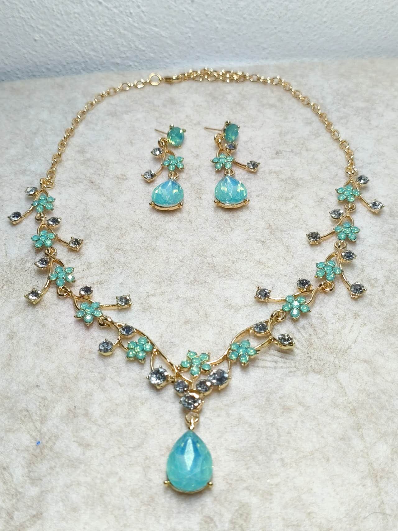 Floral Crystal Jewelry Set: Necklace & Drop Earrings