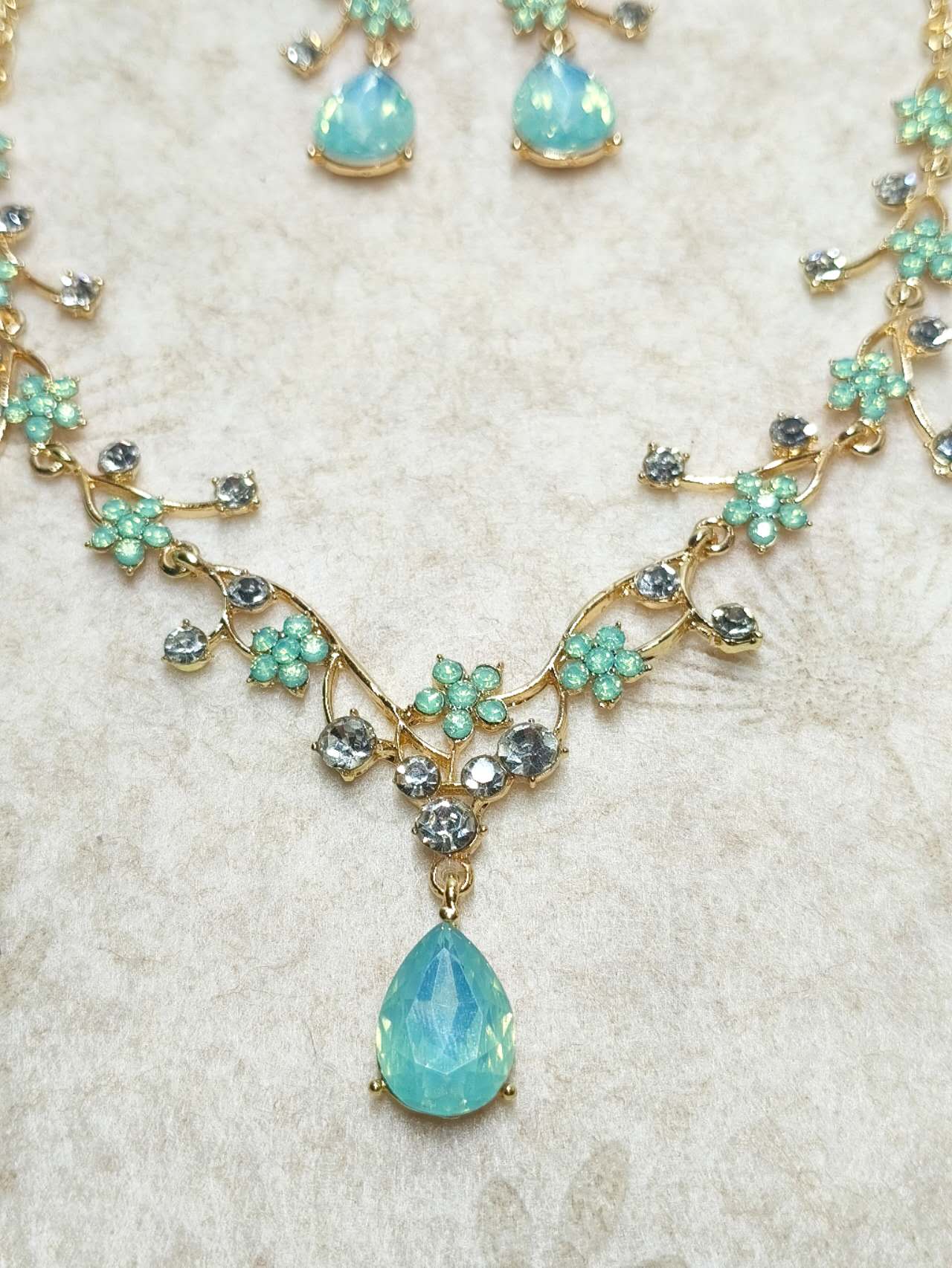 Floral Crystal Jewelry Set: Necklace & Drop Earrings