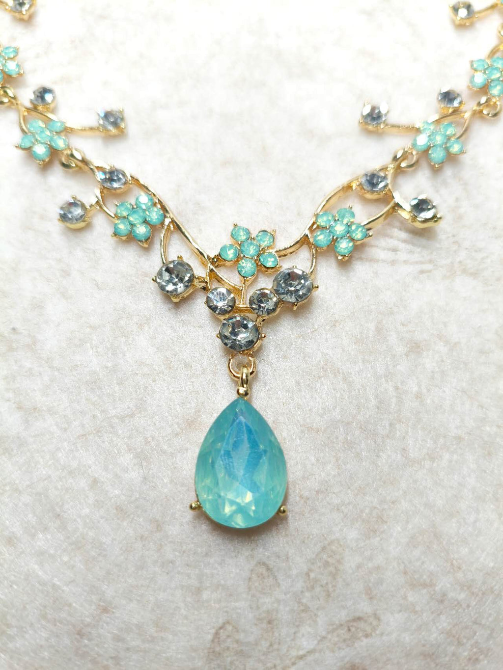 Floral Crystal Jewelry Set: Necklace & Drop Earrings