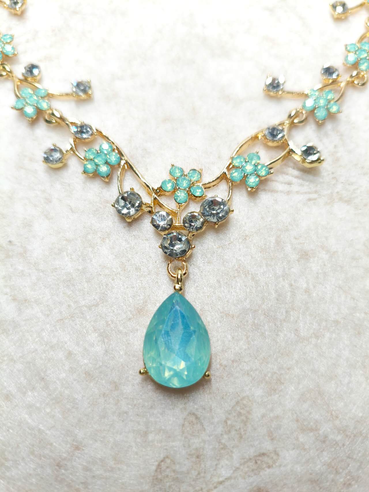 Floral Crystal Jewelry Set: Necklace & Drop Earrings