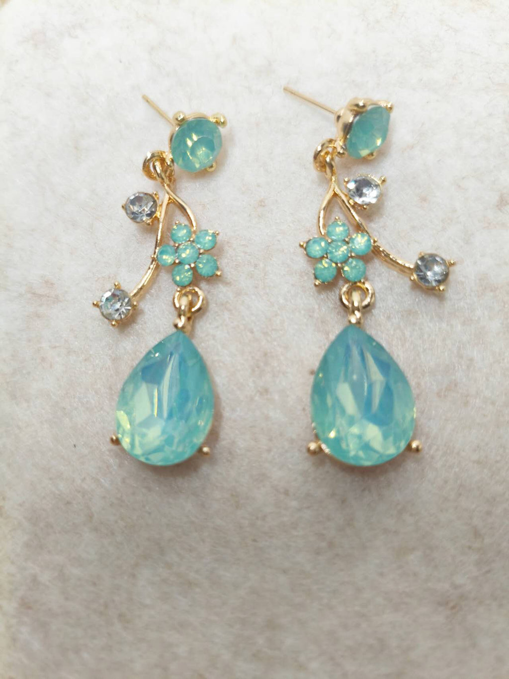 Floral Crystal Jewelry Set: Necklace & Drop Earrings