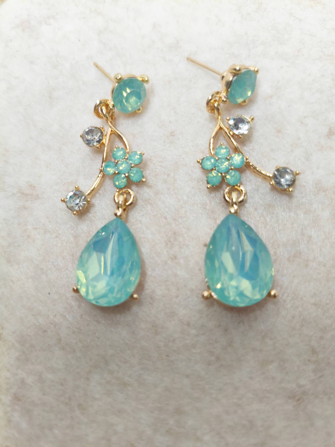 Floral Crystal Jewelry Set: Necklace & Drop Earrings