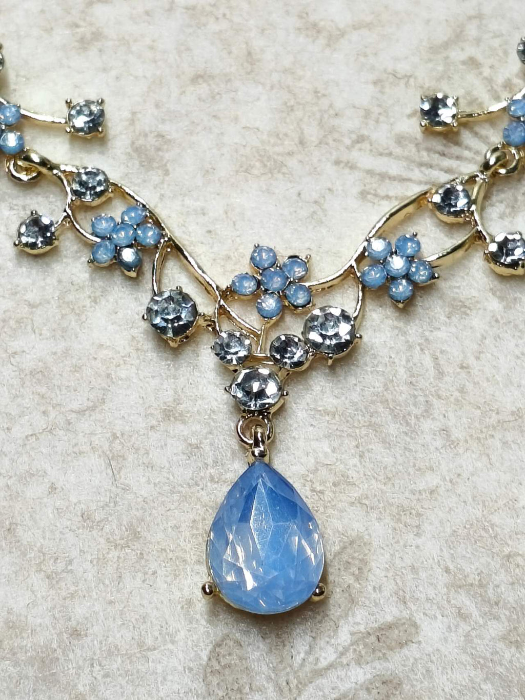 Floral Crystal Jewelry Set: Necklace & Drop Earrings