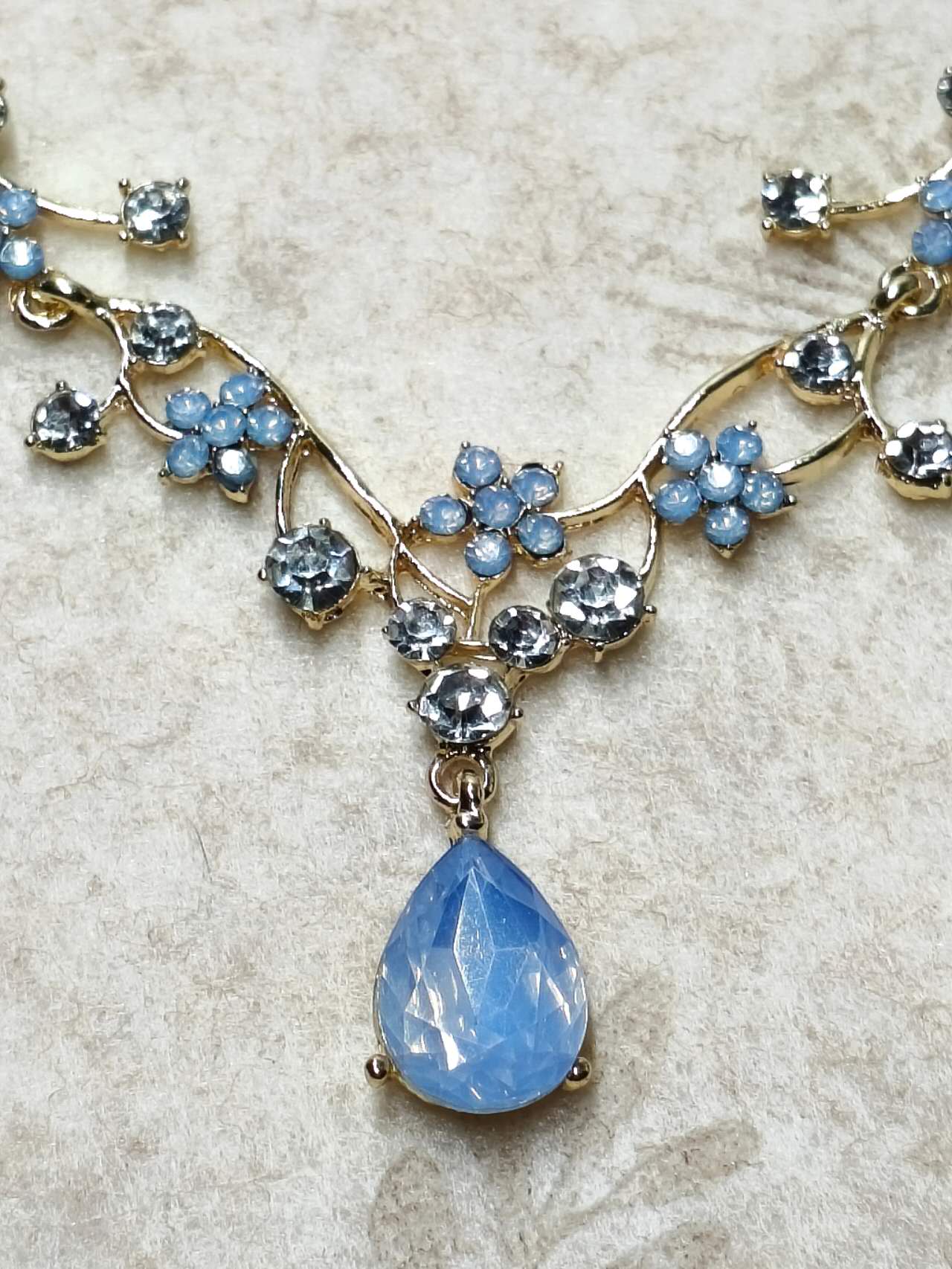Floral Crystal Jewelry Set: Necklace & Drop Earrings