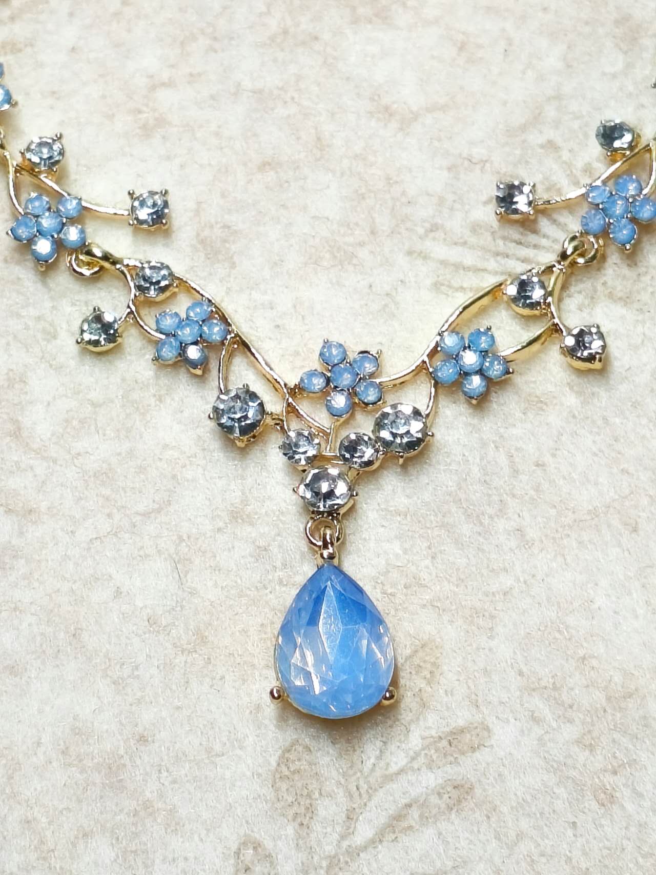 Floral Crystal Jewelry Set: Necklace & Drop Earrings