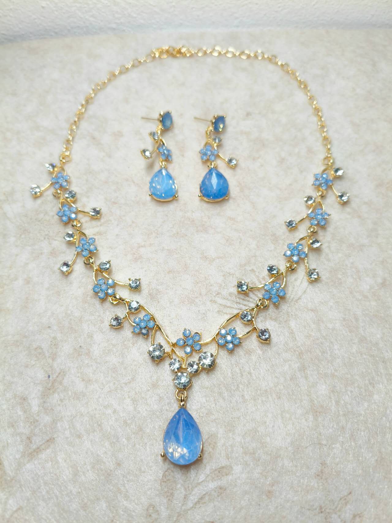 Floral Crystal Jewelry Set: Necklace & Drop Earrings