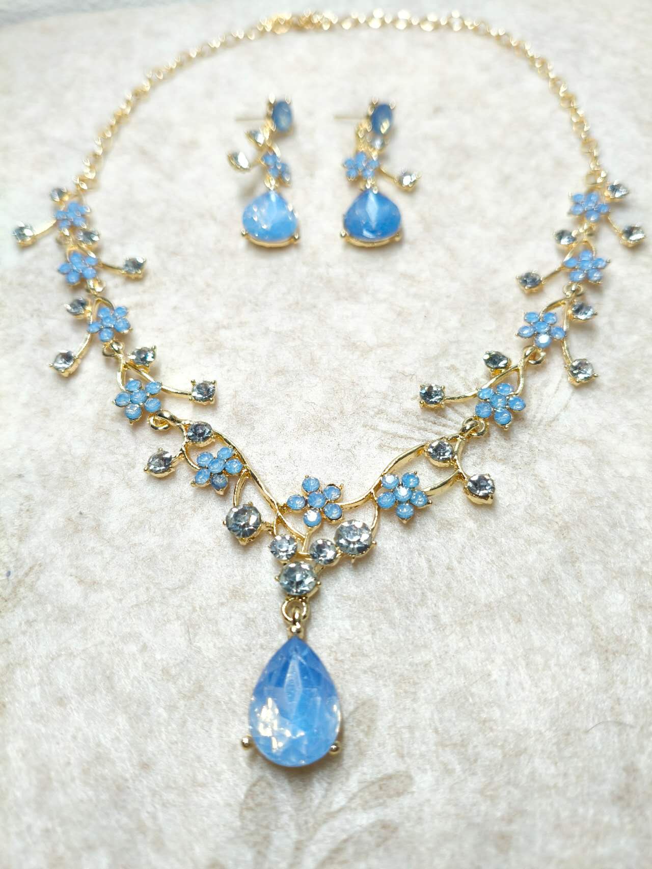 Floral Crystal Jewelry Set: Necklace & Drop Earrings