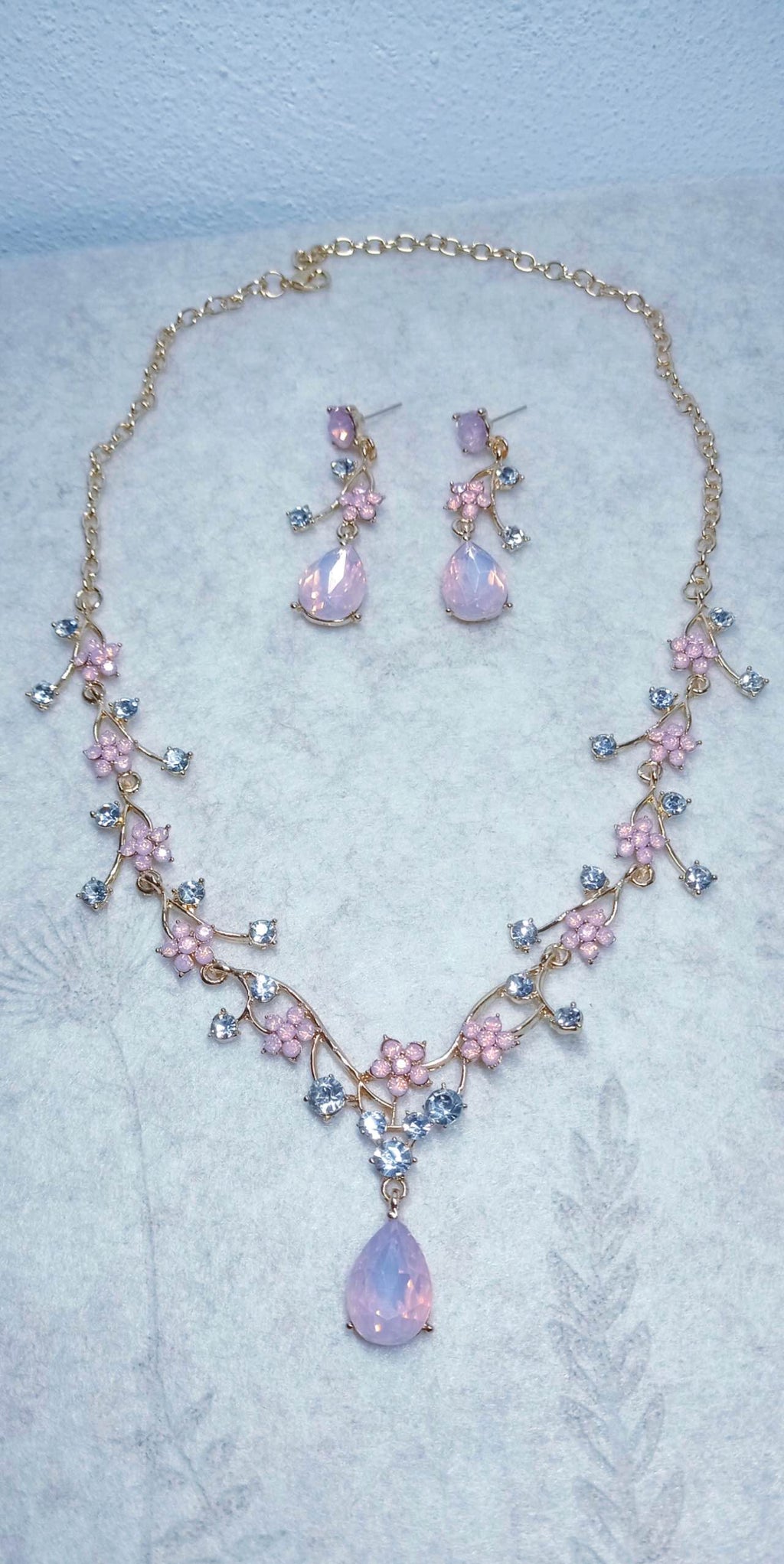 Floral Crystal Jewelry Set: Necklace & Drop Earrings