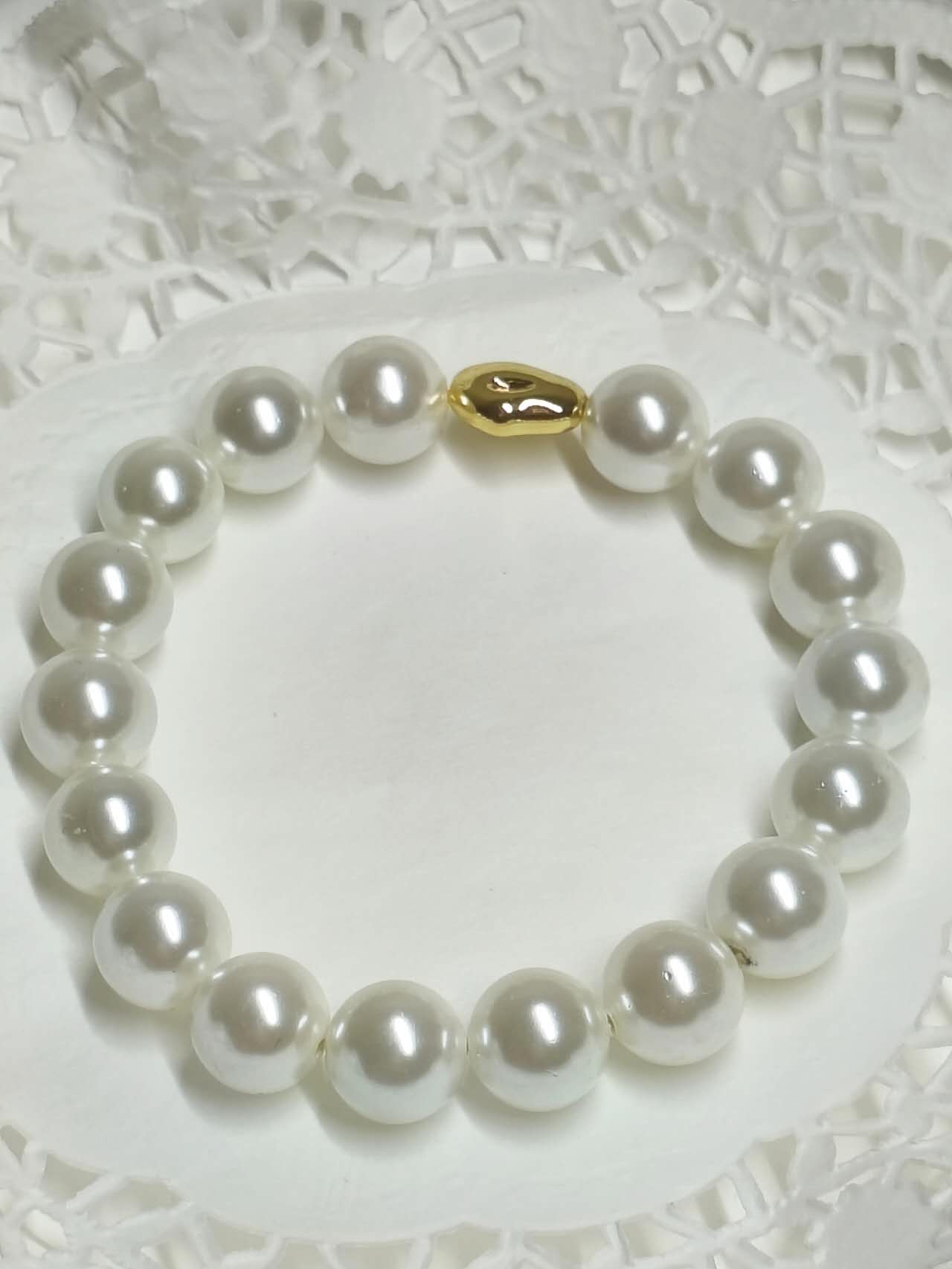 10mm Round Shell Pearl Beaded Bracelet Smooth Gloss Mother of Pearl Gold Clasp