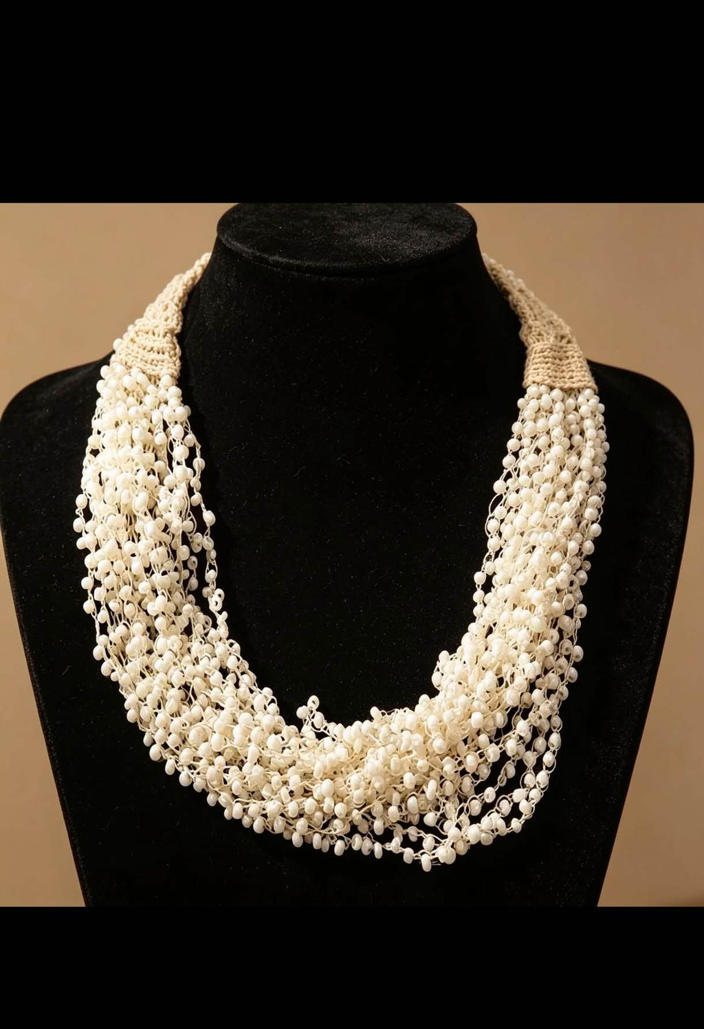 Collier plastron bohème multi-rangs de perles fines, fermoir bouton en tissu tissé main, bijoux de vacances pour femme