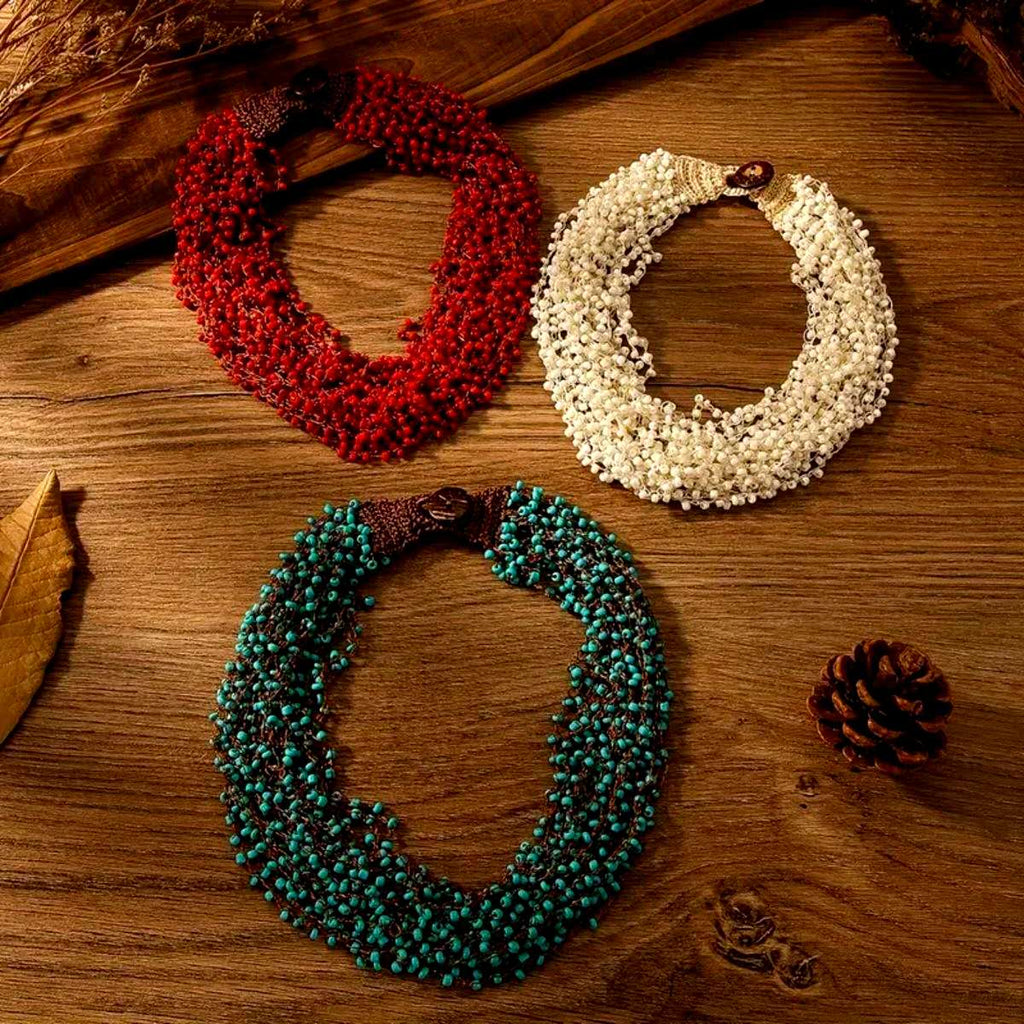 Collier plastron bohème multi-rangs de perles fines, fermoir bouton en tissu tissé main, bijoux de vacances pour femme