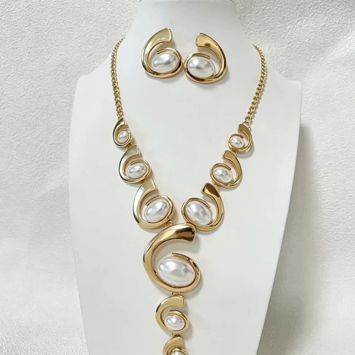 Modern Geometric Black & White Resin  Jewelry Set Gold Plated Curve Necklace Matching Stud Earrings Women Party Accessory