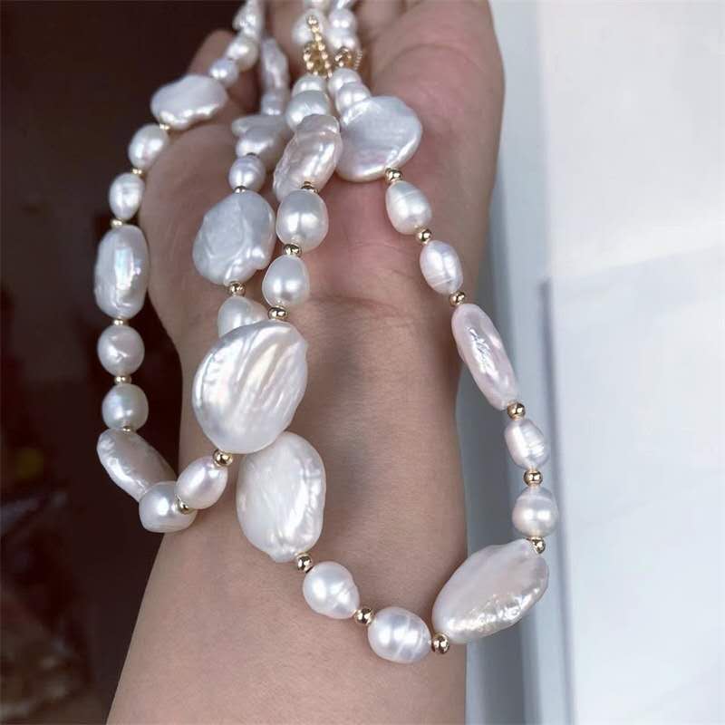 Necklace of natural baroque pearls and natural freshwater pearls