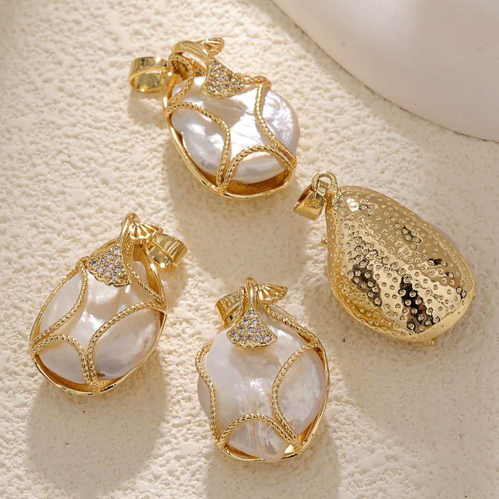 Necklace with pendants made out of natural baroque pearls or natural seashell