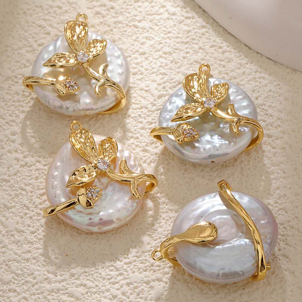 Necklace with pendants made out of natural baroque pearls or natural seashell