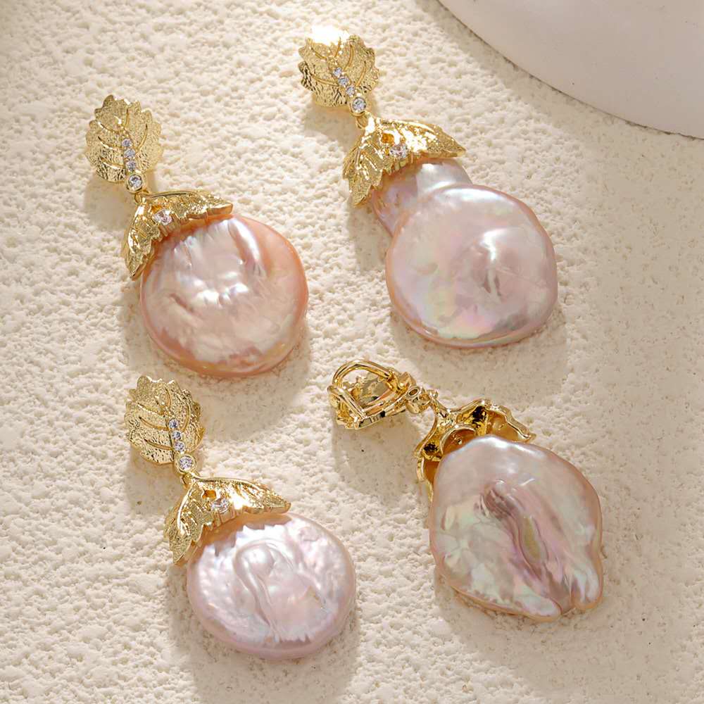 Necklace with pendants made out of natural baroque pearls or natural seashell
