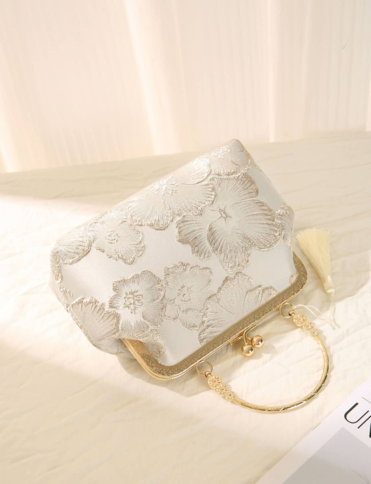 Handcrafted clutch embroidered with large floral motifs