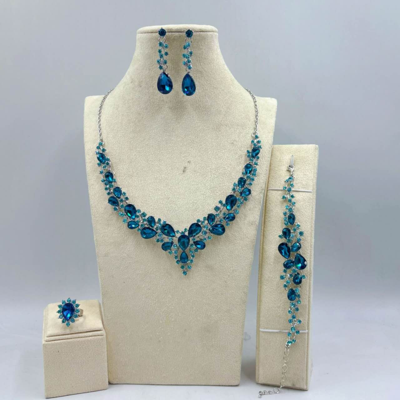 Fashionable set with zirconia and rhinestones, 4 PCS