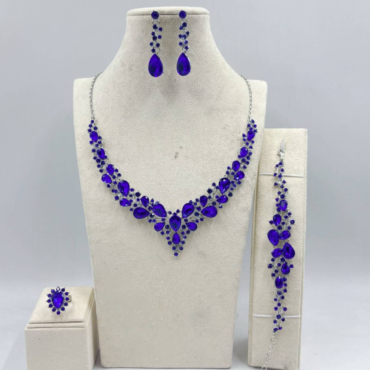 Fashionable set with zirconia and rhinestones, 4 PCS