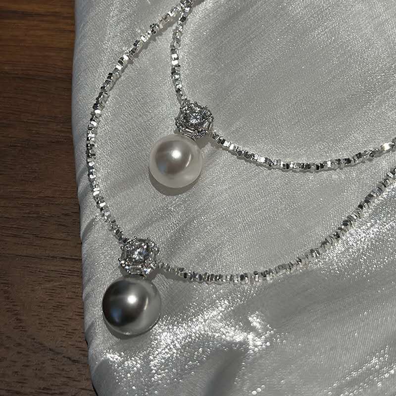 Necklace with crushed silver granules and a 13 mm mother-of-pearl pendant