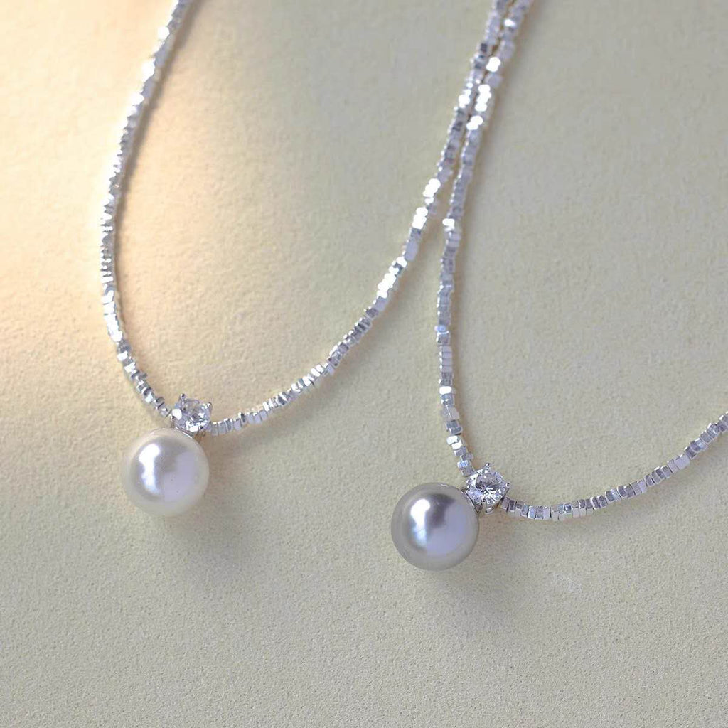 Necklace with crushed silver granules and a 13 mm mother-of-pearl pendant