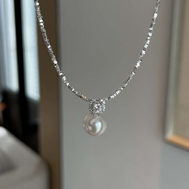 Necklace with crushed silver granules and a 13 mm mother-of-pearl pendant