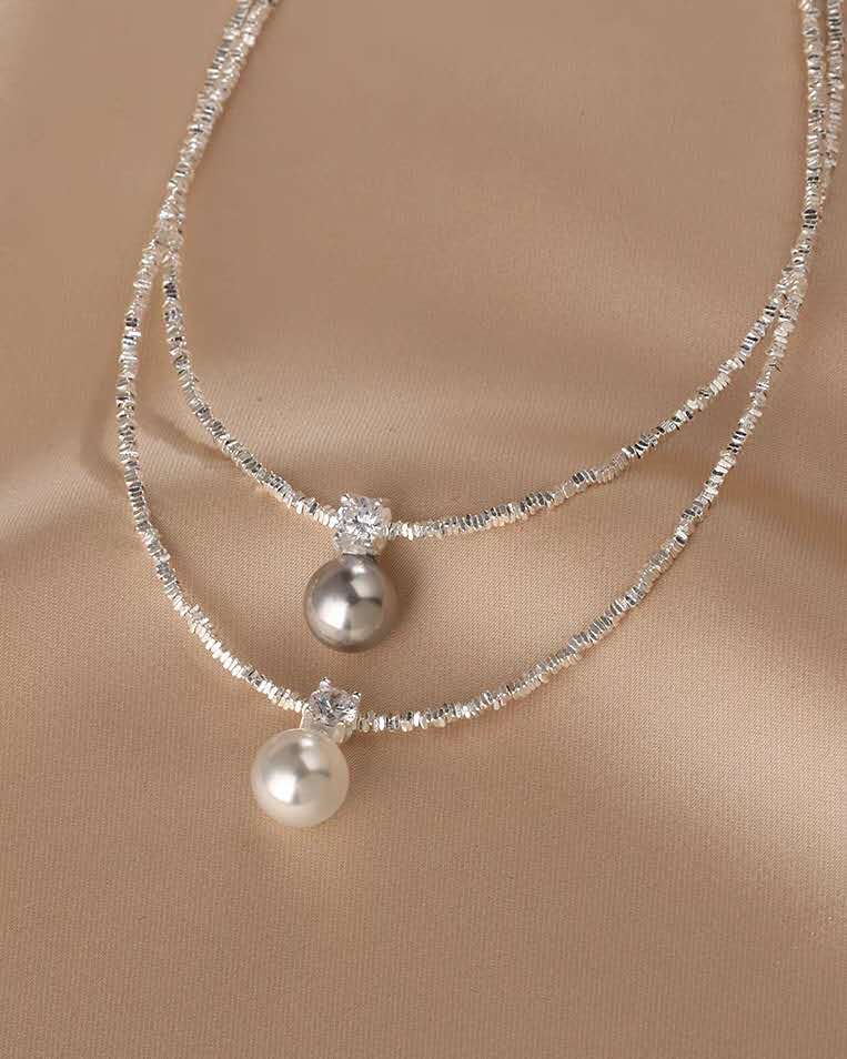 Necklace with crushed silver granules and a 13 mm mother-of-pearl pendant
