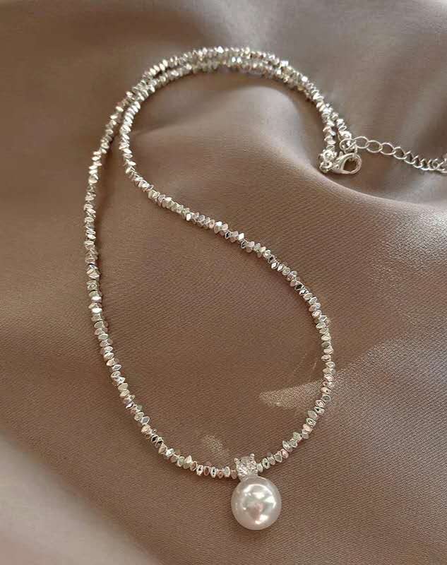 Necklace with crushed silver granules and a 13 mm mother-of-pearl pendant