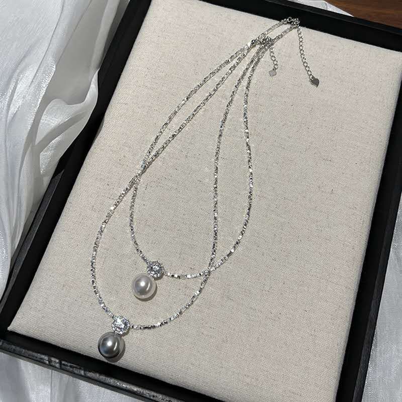 Necklace with crushed silver granules and a 13 mm mother-of-pearl pendant