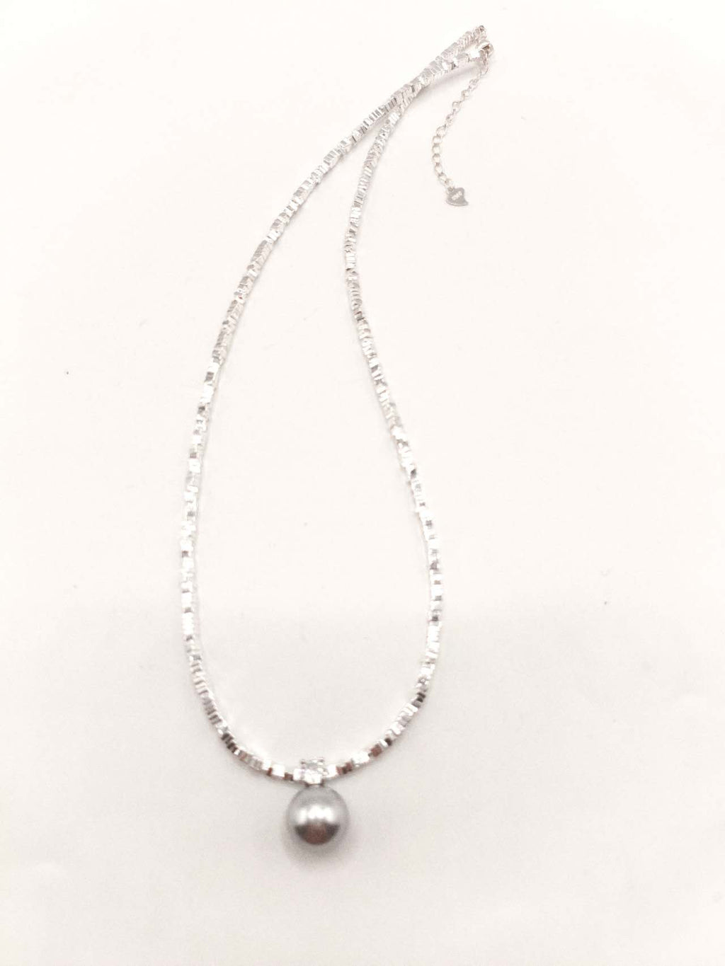 Necklace with crushed silver granules and a 13 mm mother-of-pearl pendant