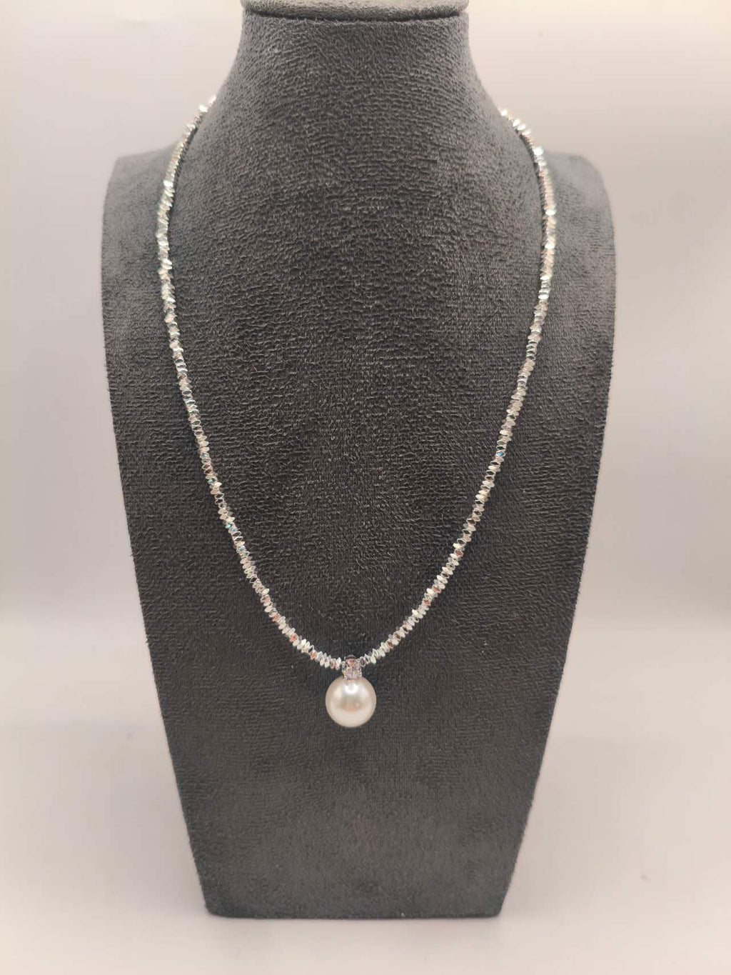 Necklace with crushed silver granules and a 13 mm mother-of-pearl pendant