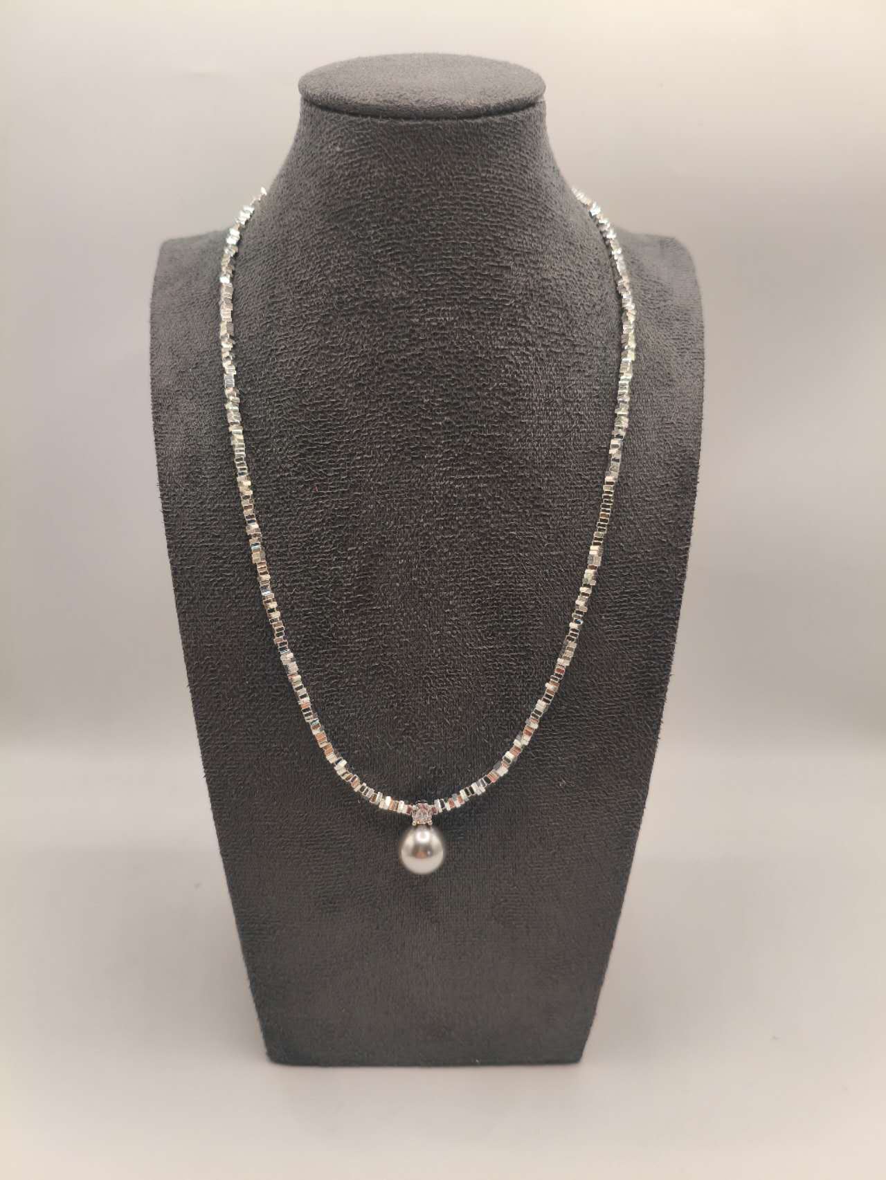 Necklace with crushed silver granules and a 13 mm mother-of-pearl pendant