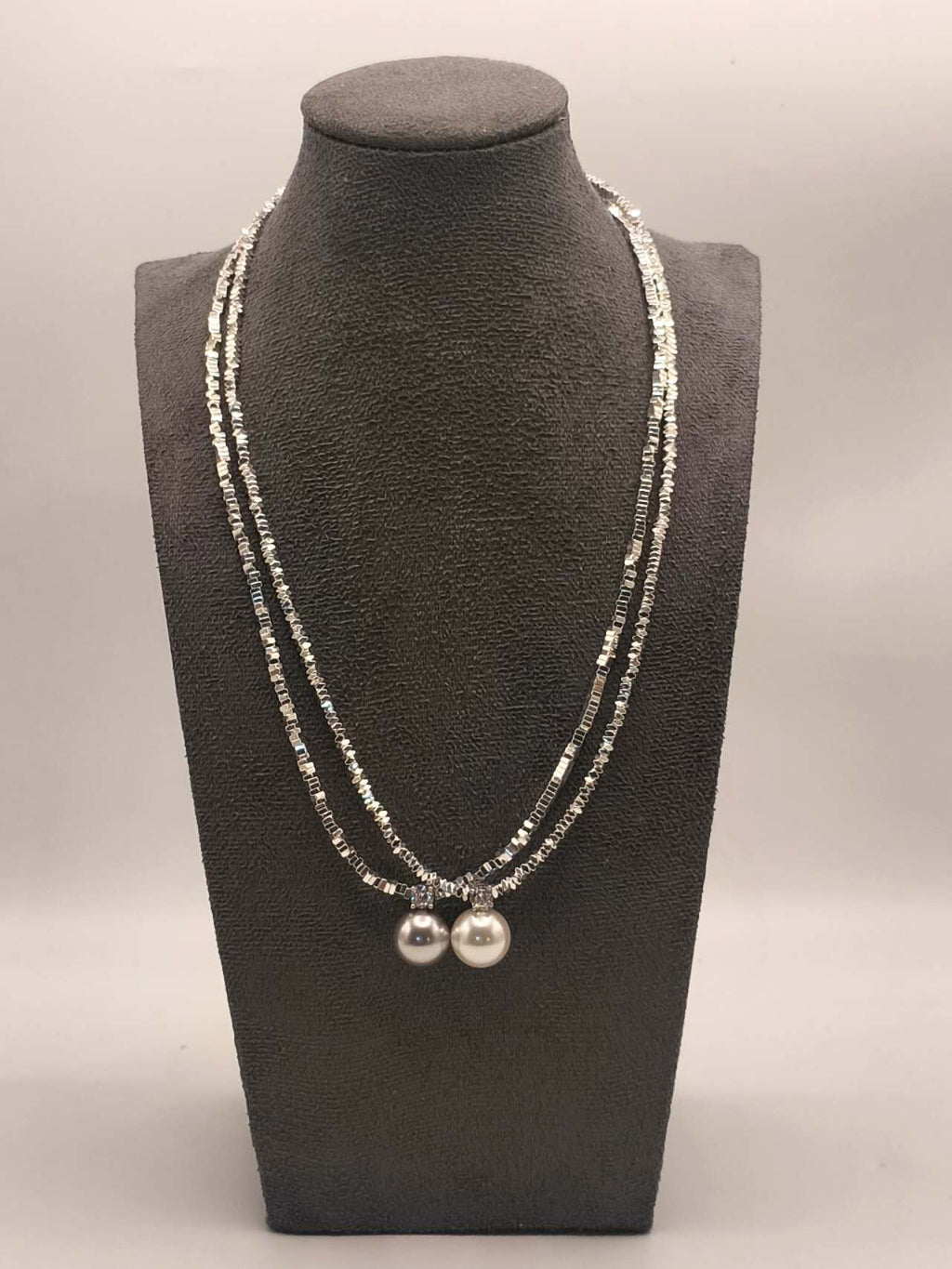 Necklace with crushed silver granules and a 13 mm mother-of-pearl pendant