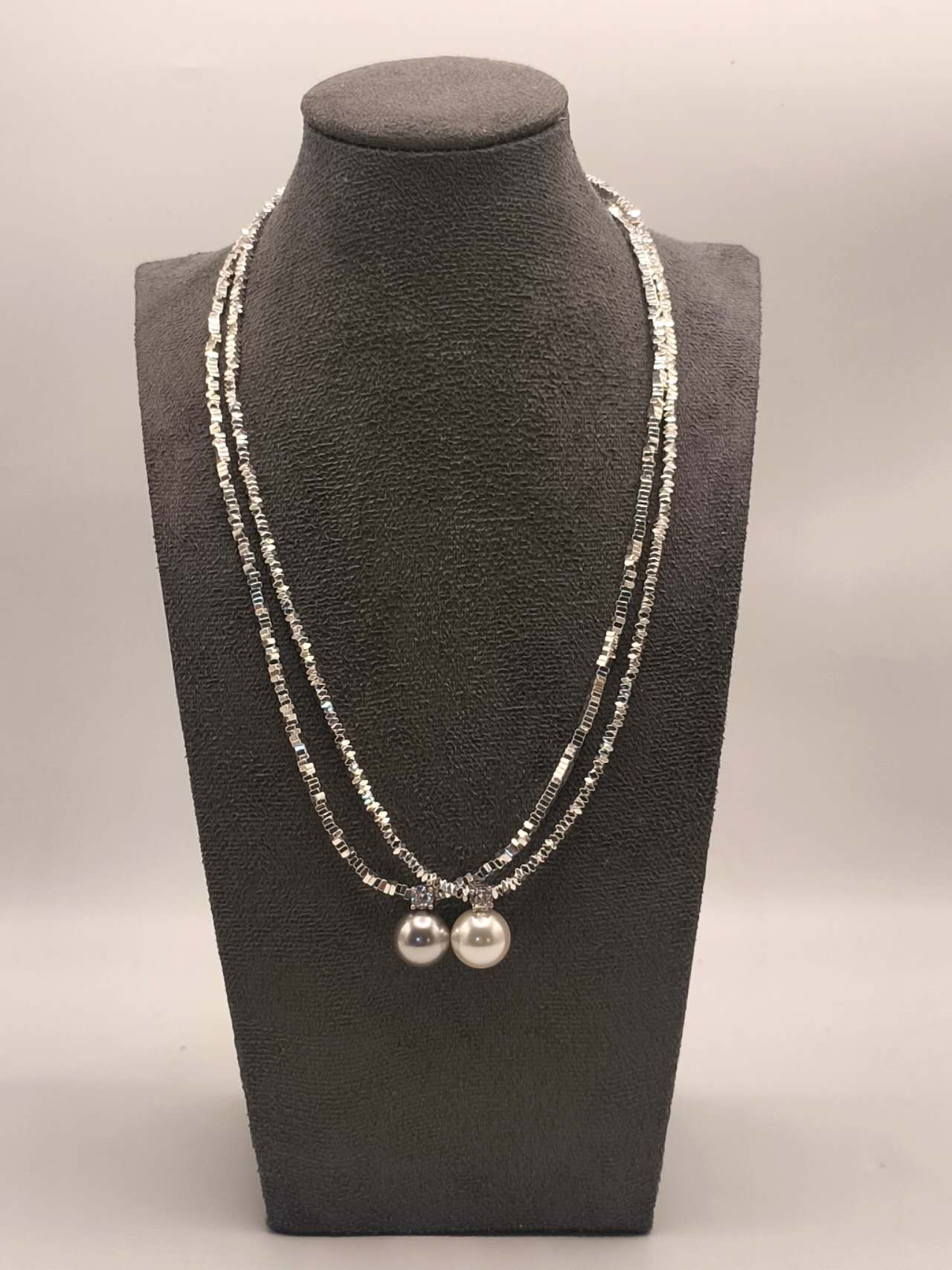 Necklace with crushed silver granules and a 13 mm mother-of-pearl pendant