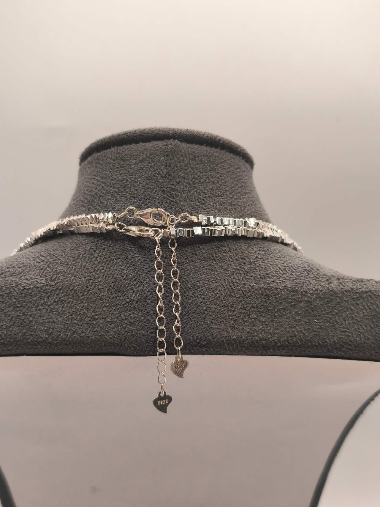 Necklace with crushed silver granules and a 13 mm mother-of-pearl pendant