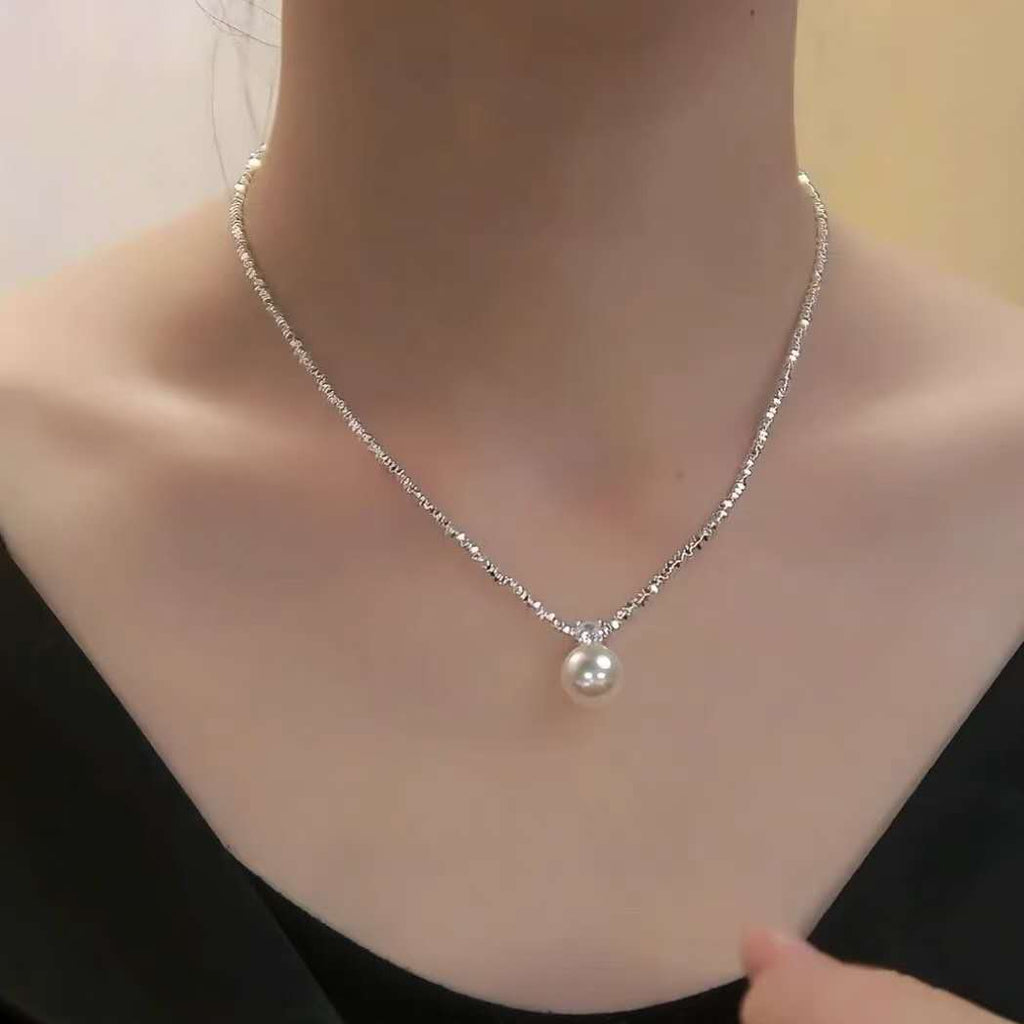 Necklace with crushed silver granules and a 13 mm mother-of-pearl pendant
