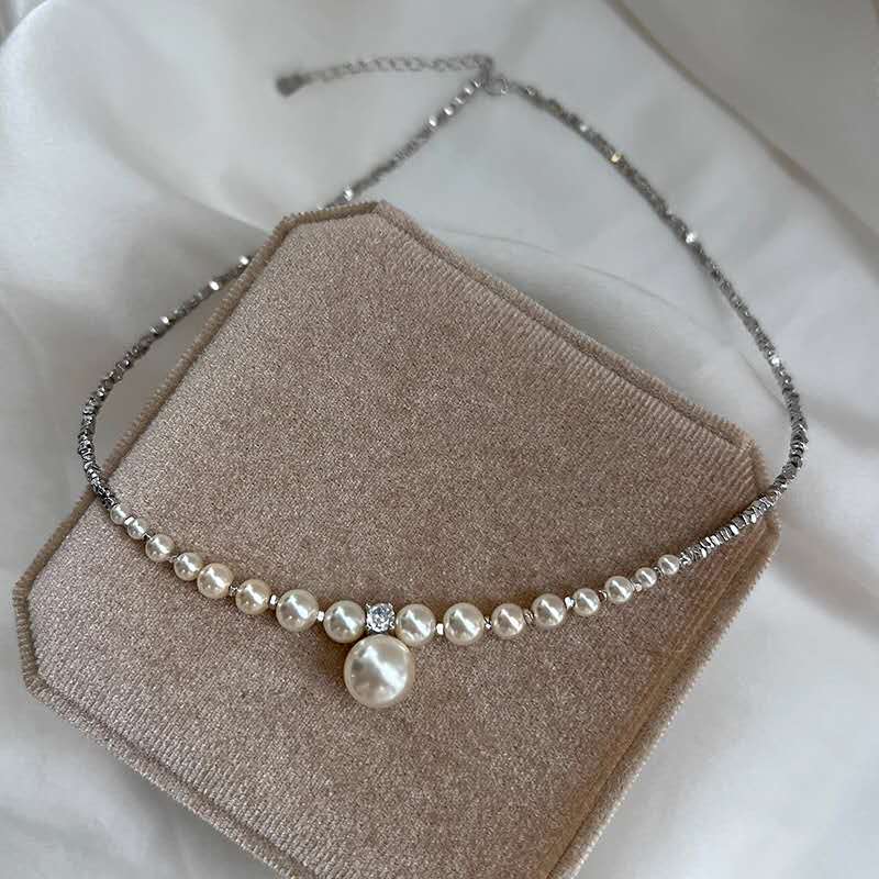 Necklace with crushed silver granules and irregular pearls