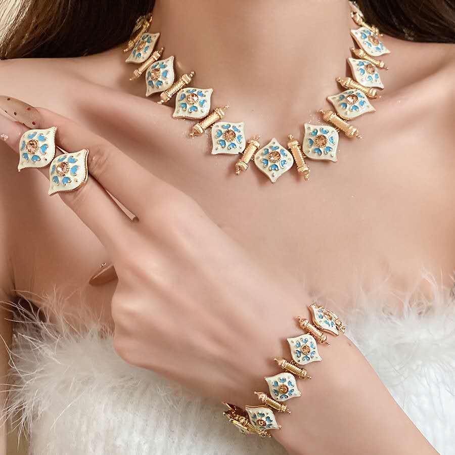 Parure de bijoux royale vintage en émail, collier ras-de-cou et boucles d'oreilles, zircon étincelant