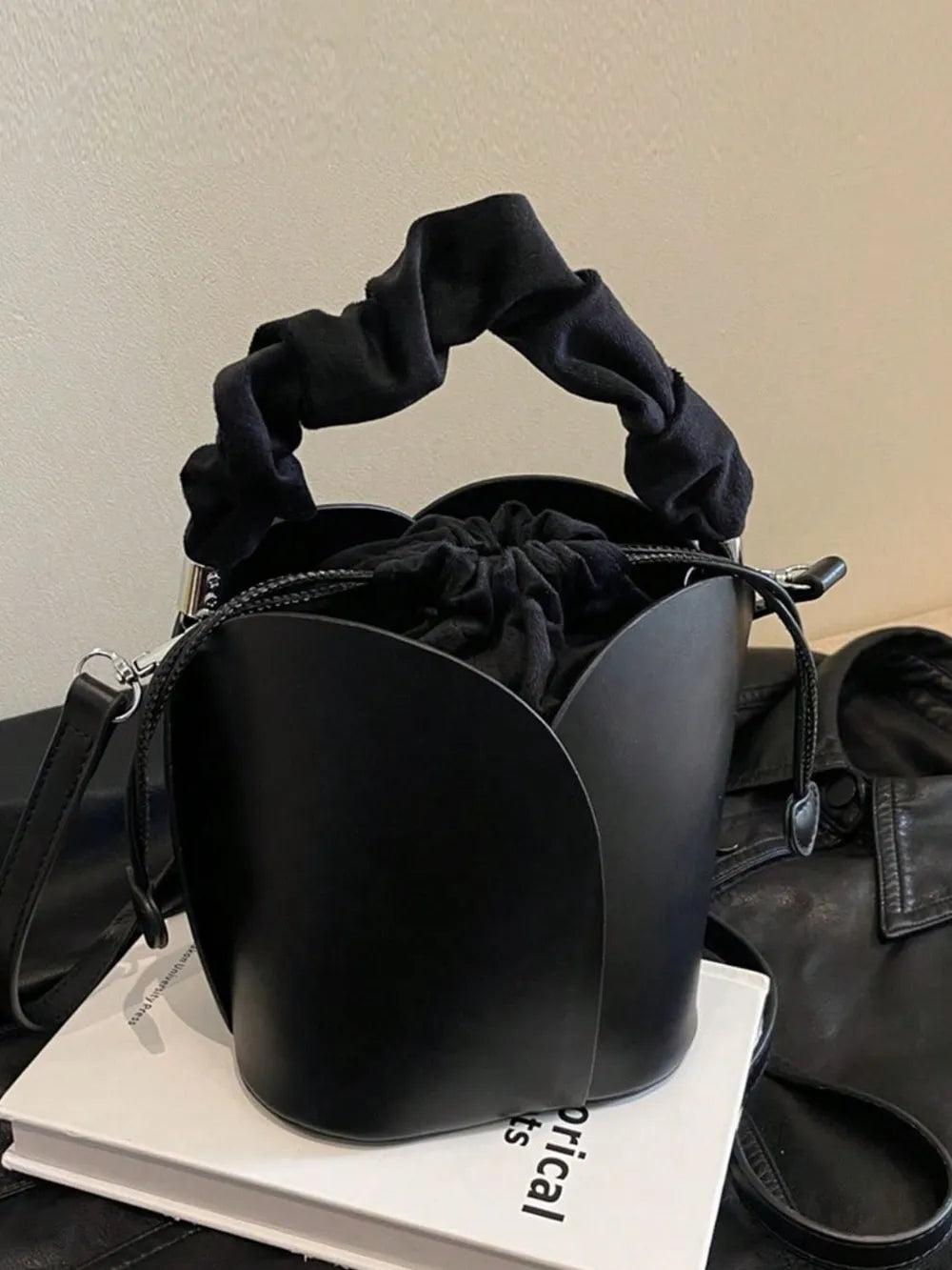 Sac seau en cuir PU avec cordon de serrage