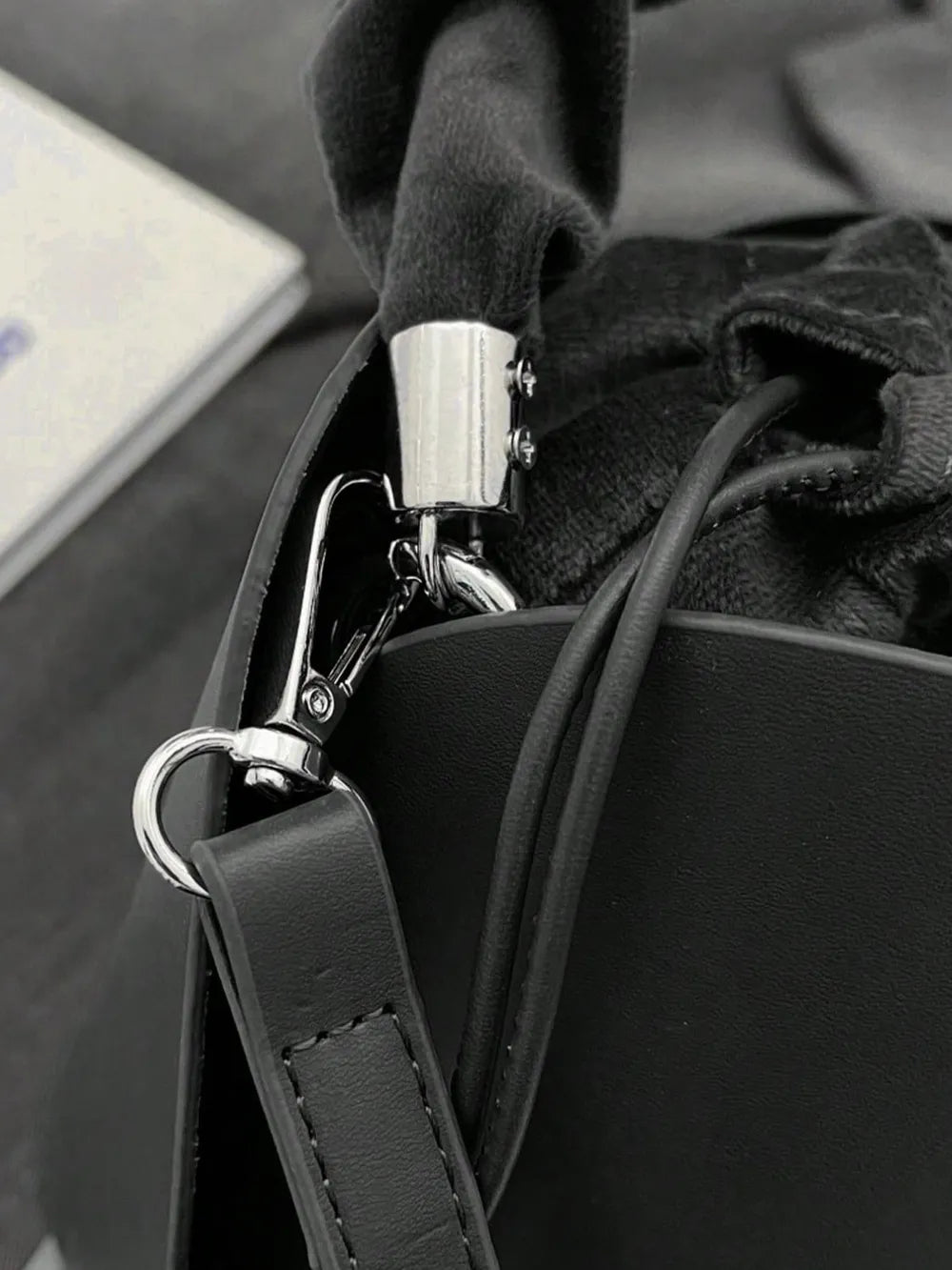 Sac seau en cuir PU avec cordon de serrage