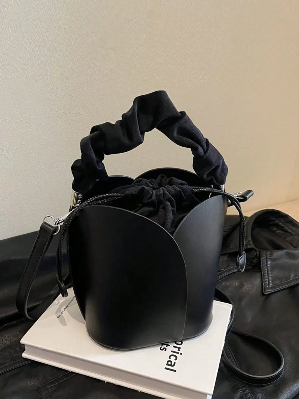 Sac seau en cuir PU avec cordon de serrage