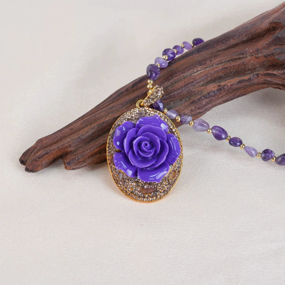 Elegant Retro Purple Rose Carving Pendant Necklace Natural Raw Amethyst Chip Beaded Long Chain Sparkly Rhinestone Gold Setting Autumn Winter Accessory