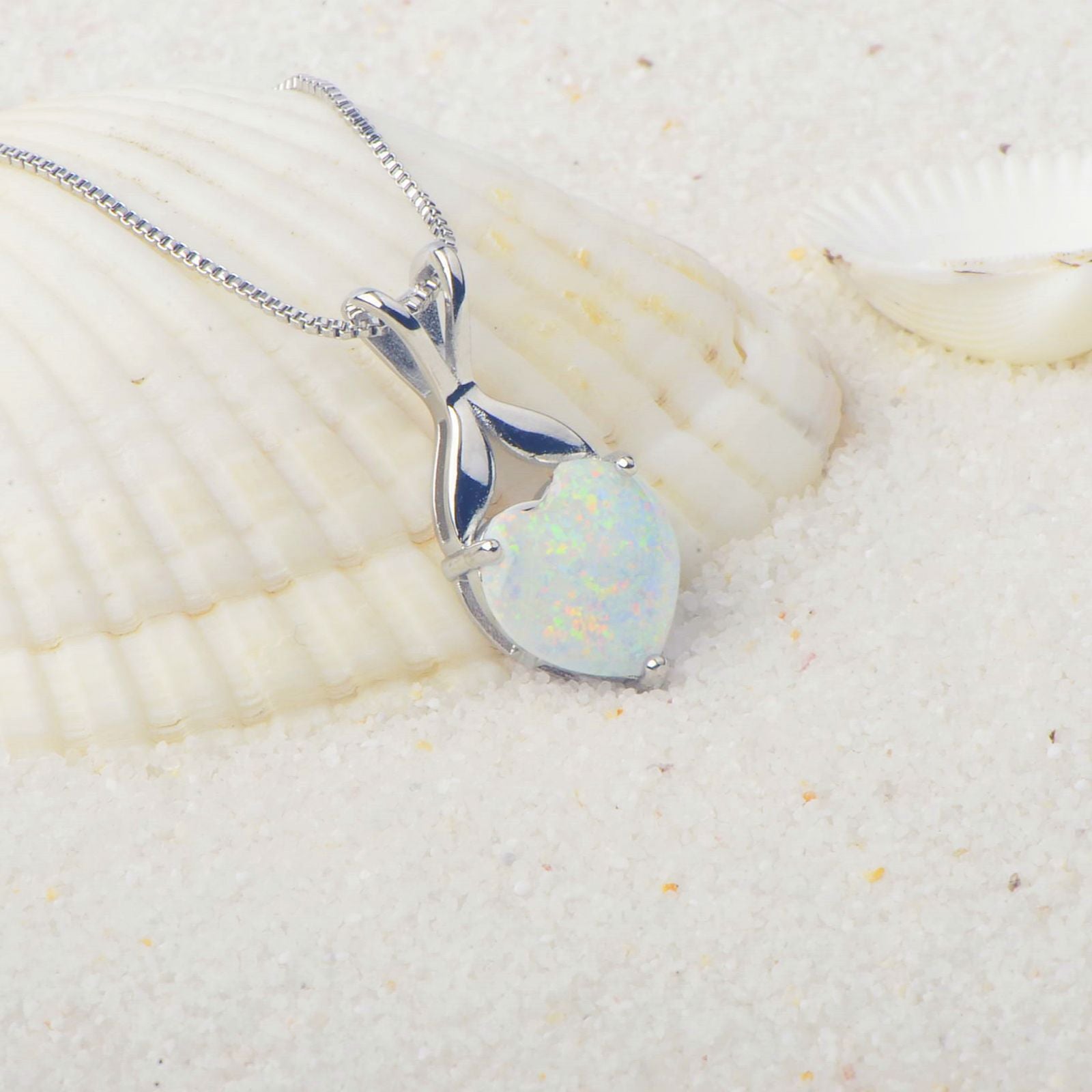 Collar con Colgante de Ópalo con Corazón Bañado en Oro Blanco