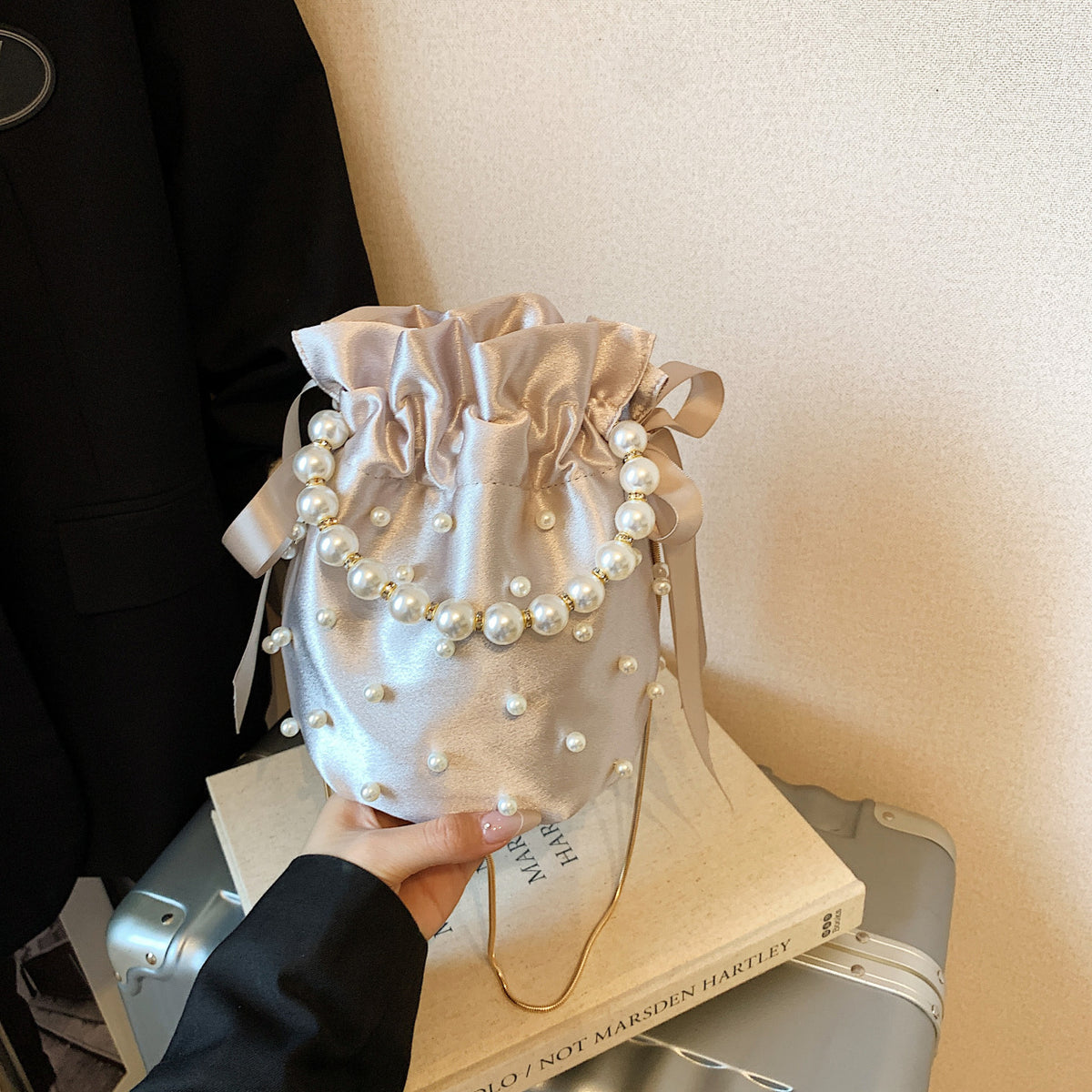 Niche-design beaded bucket bag—suitable for shoulder or crossbody wear; ideal as a bridal bag or a gift.