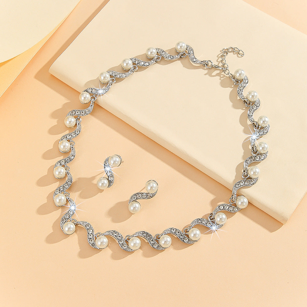 Parure de bijoux ras-du-cou ondulée en similicuir ornée de strass et de perles fantaisie, collier et clous d'oreilles