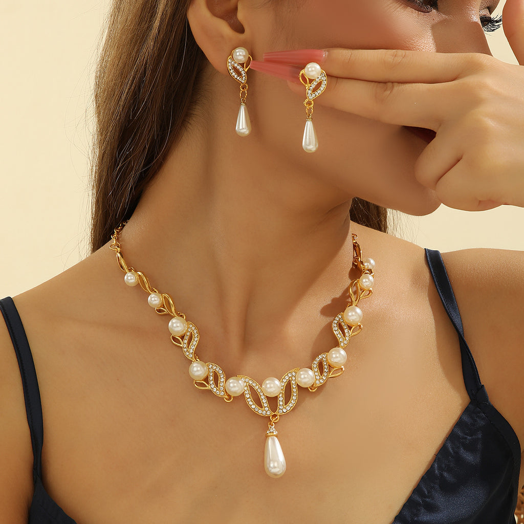 Parure de bijoux collier et boucles d'oreilles pendantes avec perles goutte d'eau et rondes et strass en forme de feuille